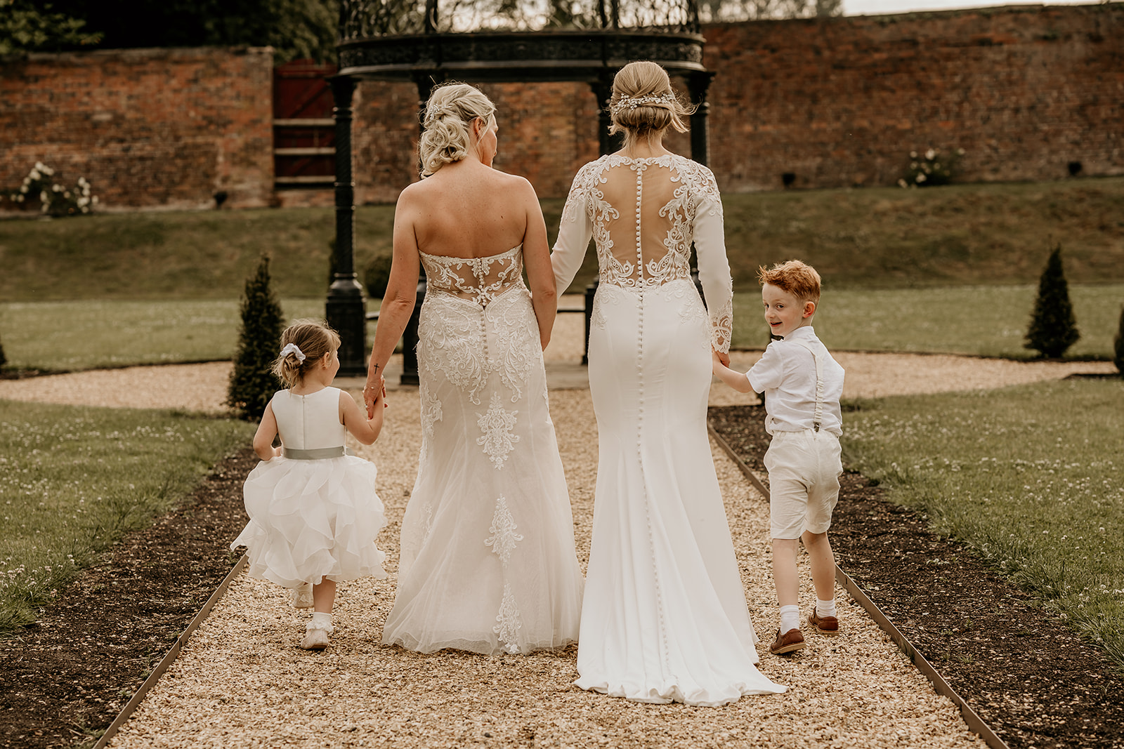 brides with family pictures