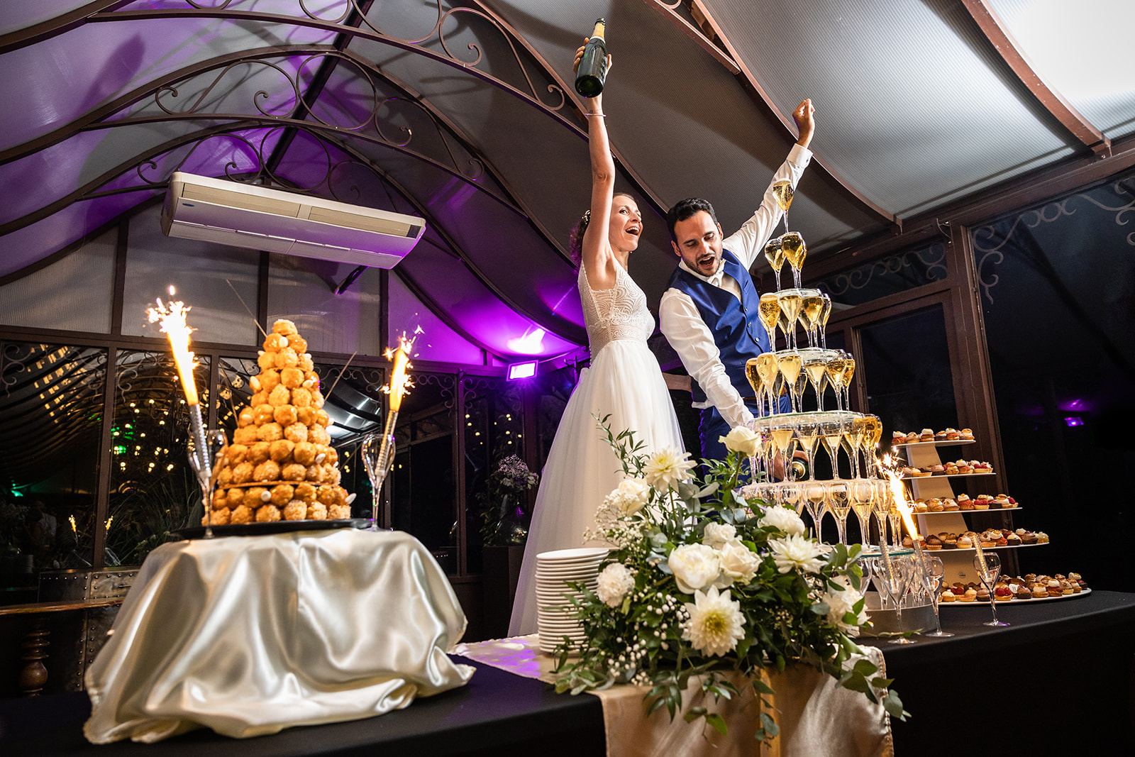 couple de mariés qui célébrent leur mariage au domaine de bellevue avec une fontaine à champagne