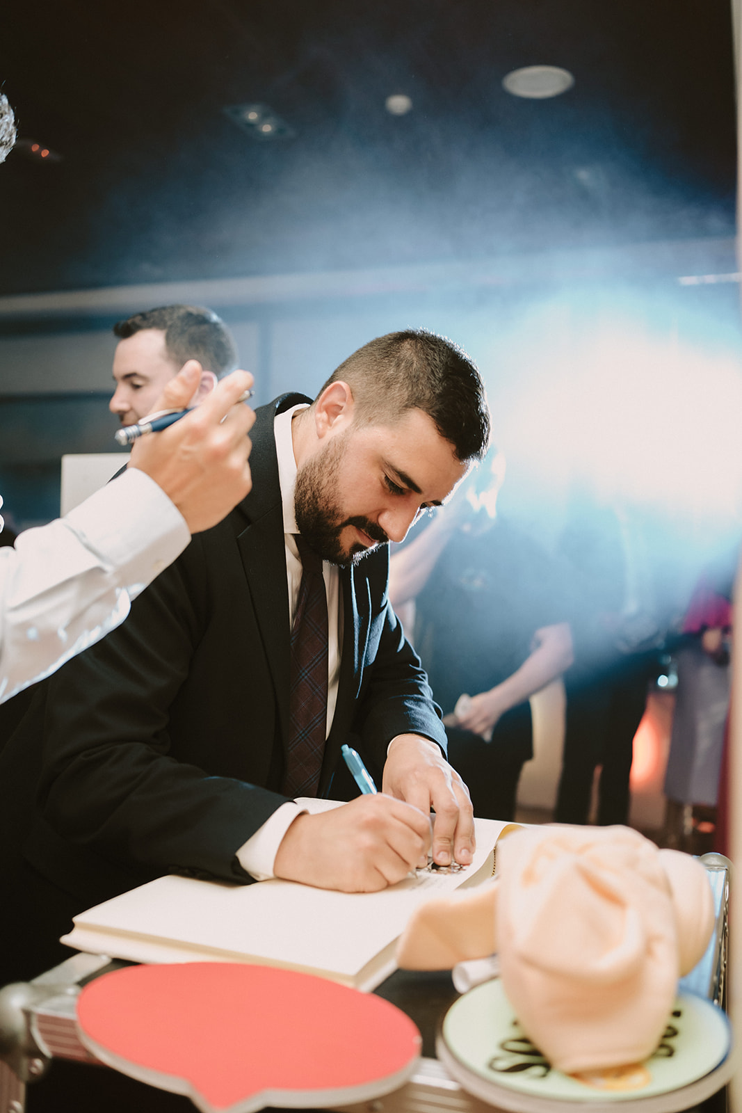 invitado firmando en una boda