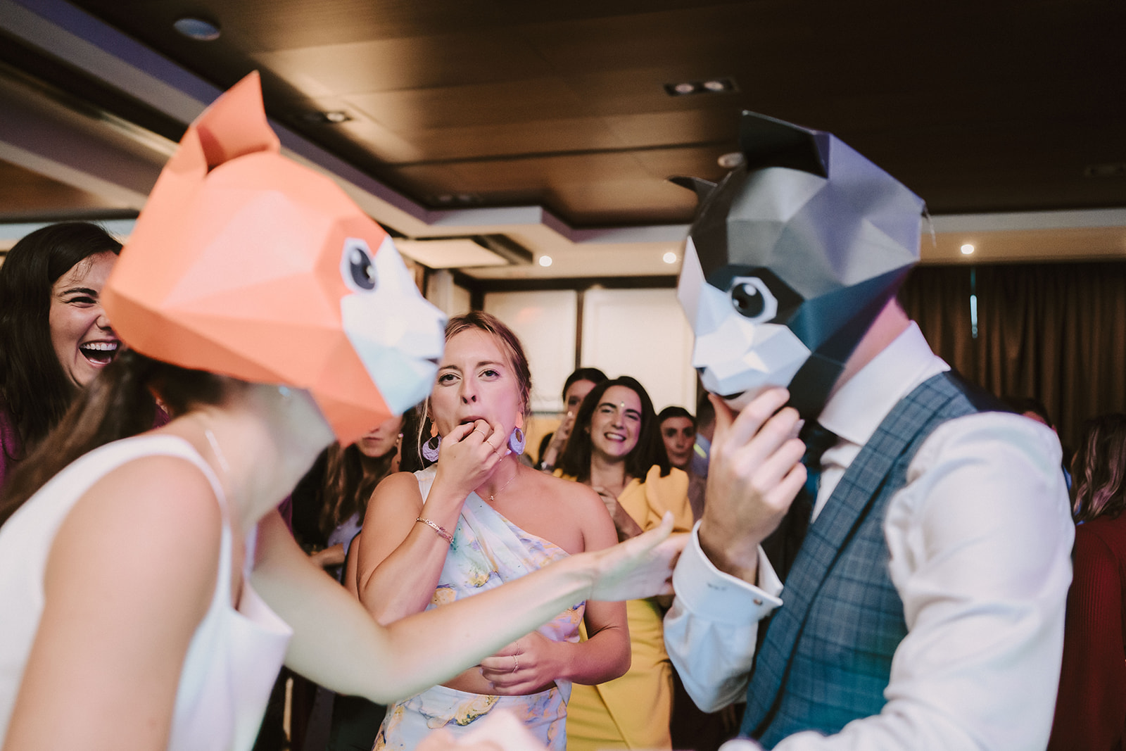 novios con máscaras en la fiesta de su boda