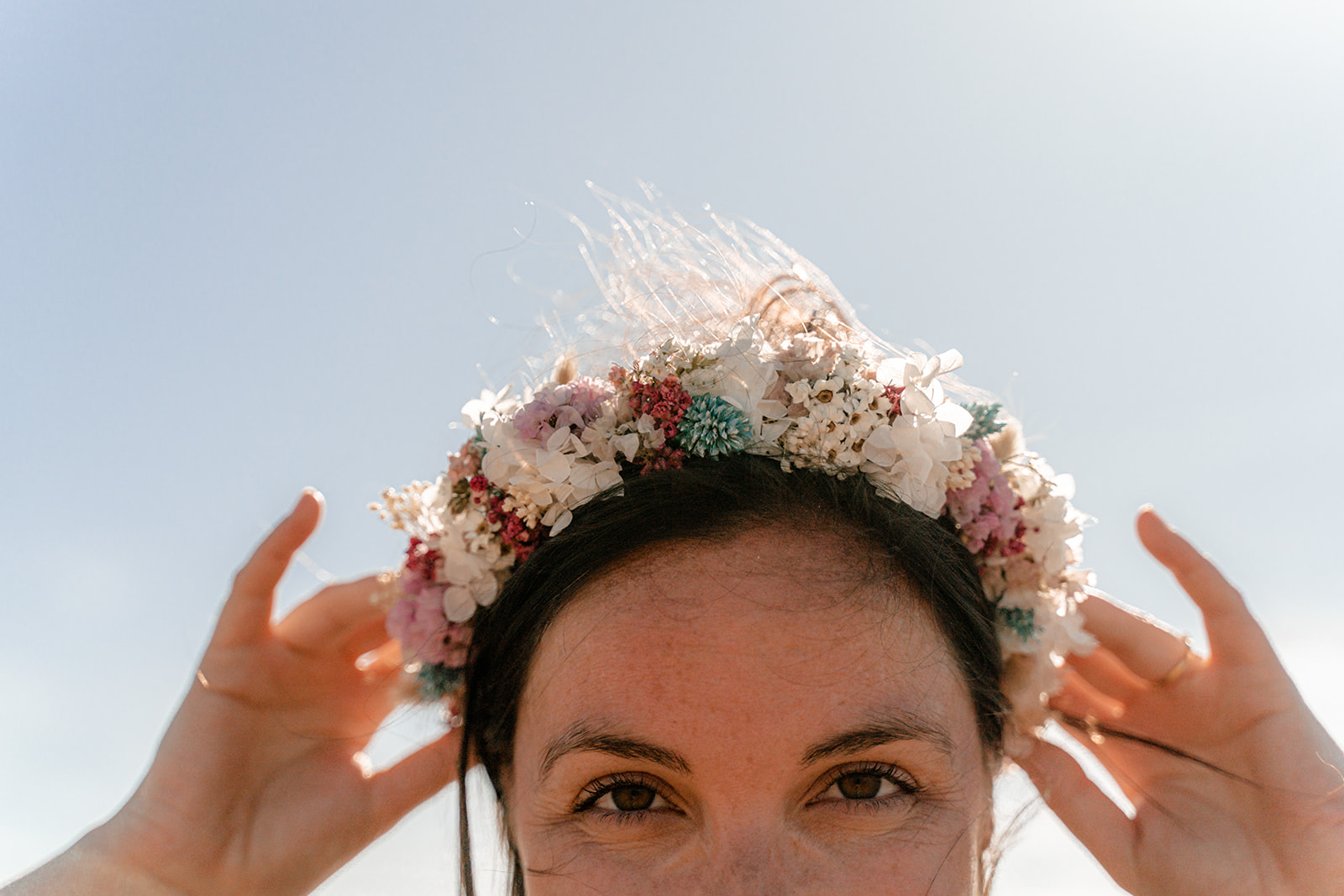 Amies portant des couronnes de fleurs artisanales lors d'une séance photo EVJF à l'Île de Ré.
