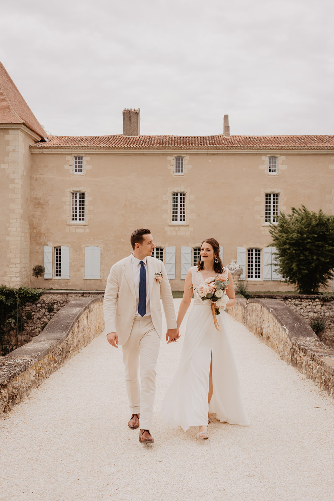 Mariage printanier Dordogne et du Périgord Vert, Château de la Mothe, seance couple, photos et films duo bordeaux