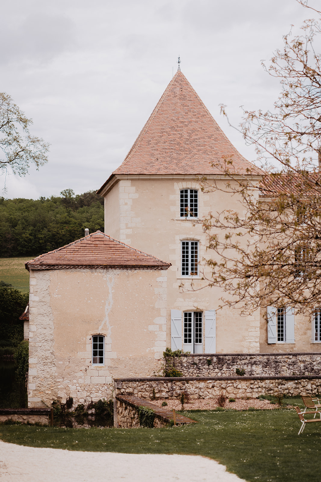Spring wedding in Dordogne and Périgord Vert, Château de la Mothe, 13th century, photo and film duo Bordeaux