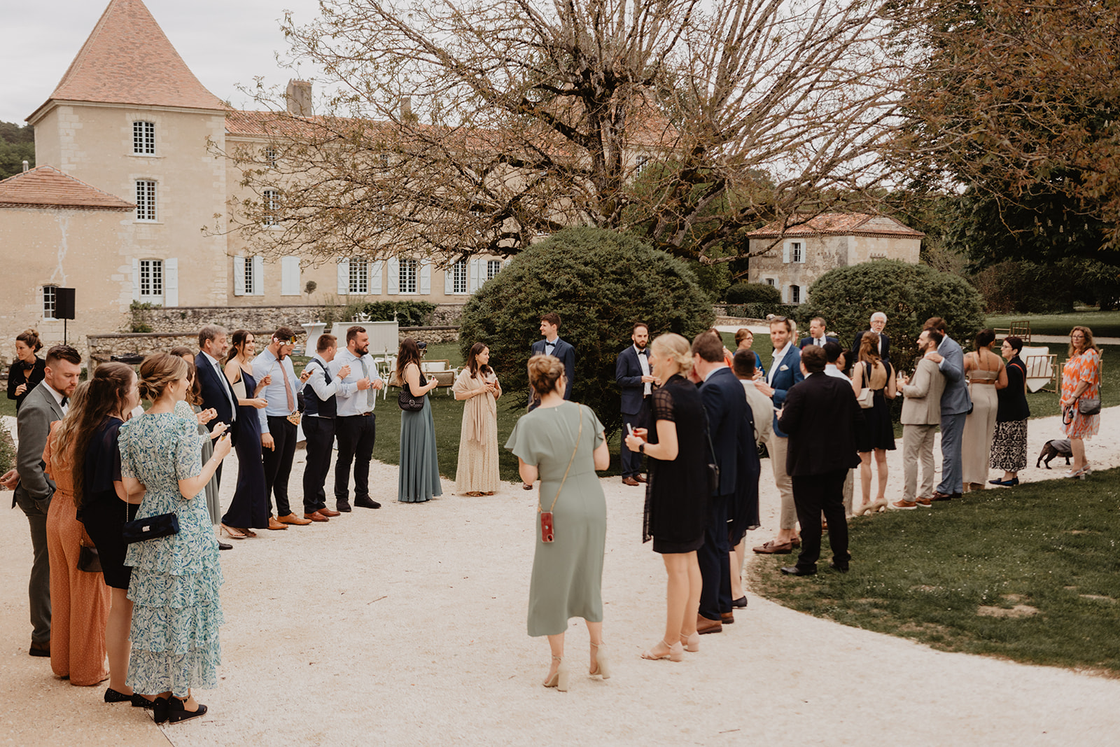 Spring wedding in Dordogne and Périgord Vert, Château de la Mothe, cocktail, photo and film duo Bordeaux