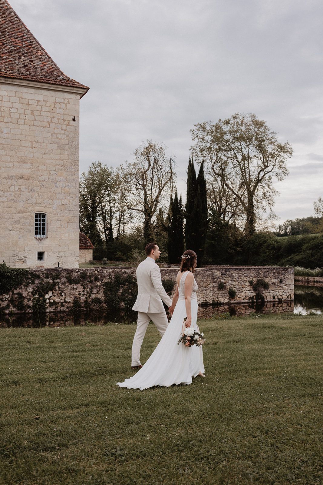 Spring wedding in Dordogne and Périgord Vert, Château de la Mothe, couple session, photo and film duo Bordeaux