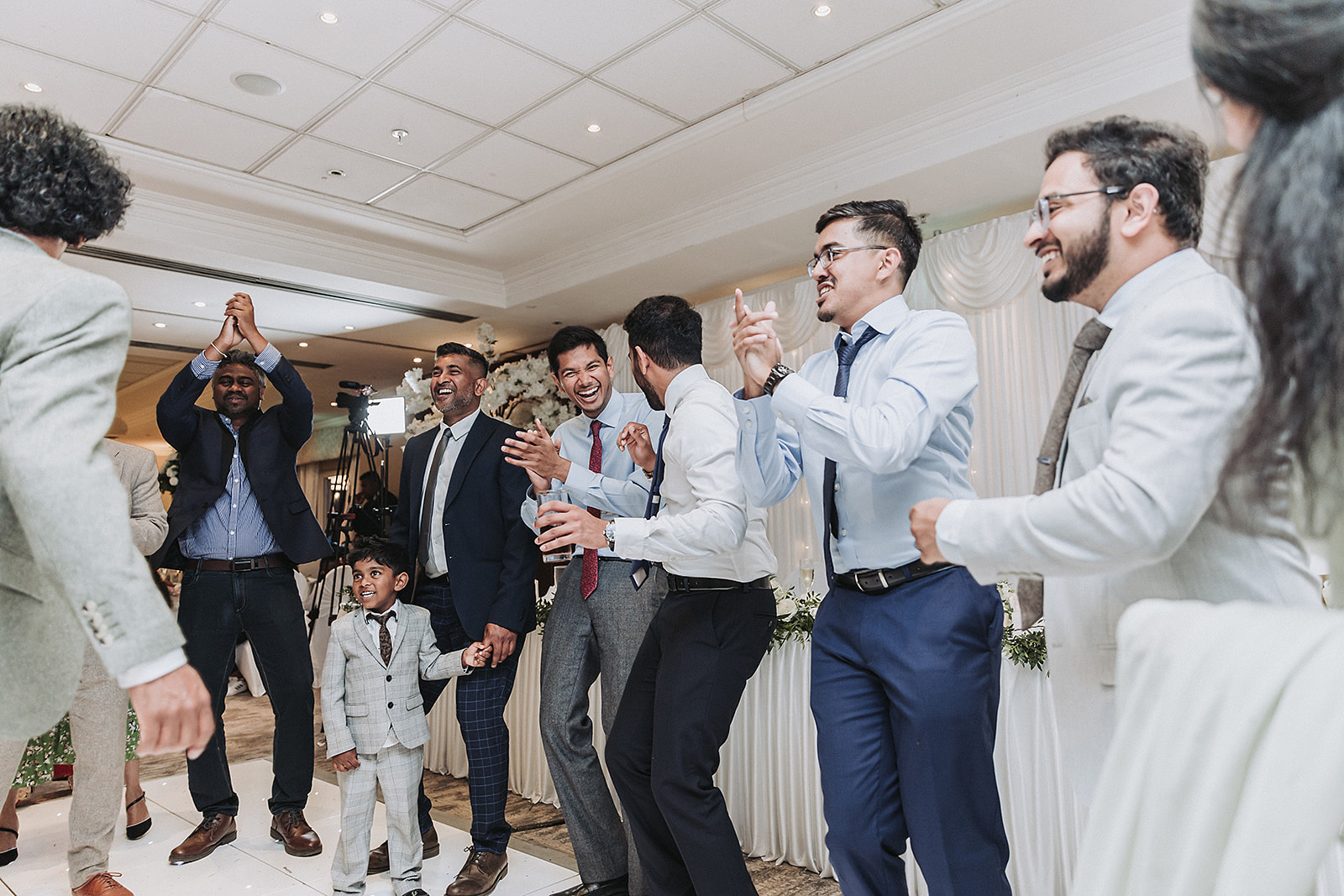 guests dancing at Sri Lankan wedding