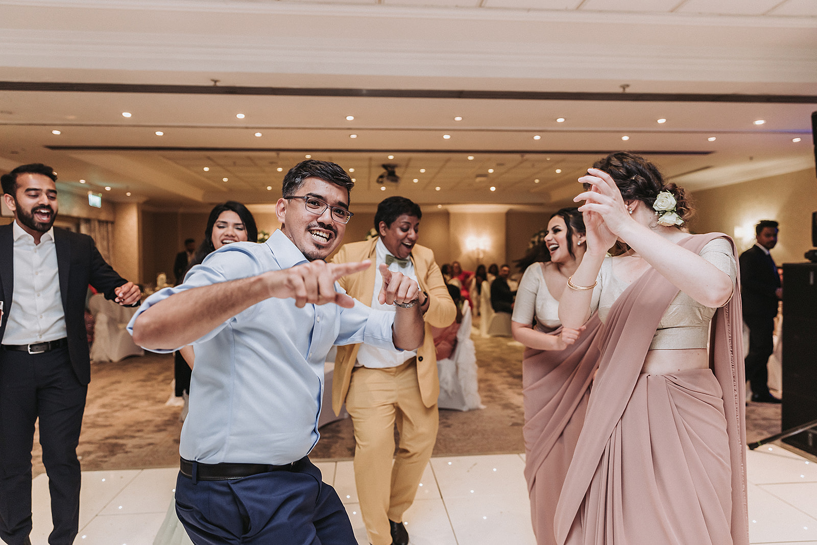 guests dancing at Sri Lankan wedding