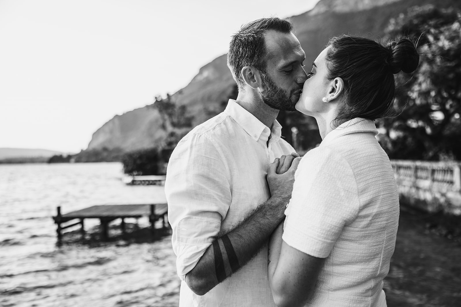 couple qui s'embrasse lors d'une séance photo au bord du lac d'Annecy