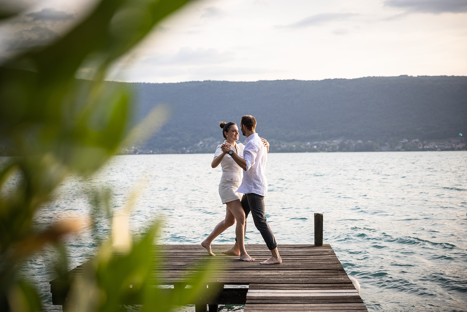 couple profitant d'un moment à eux lors d'une séance photo au bord du lac d'Annecy