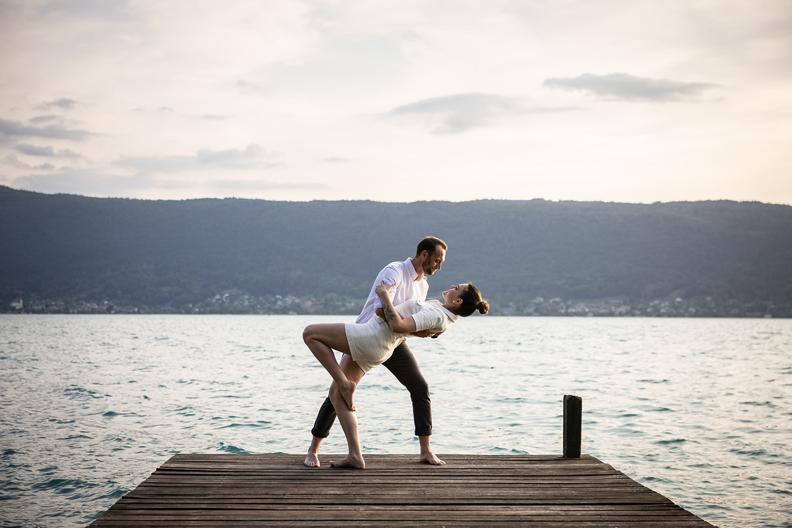 couple lors d'une séance photo au bord du lac d'Annecy