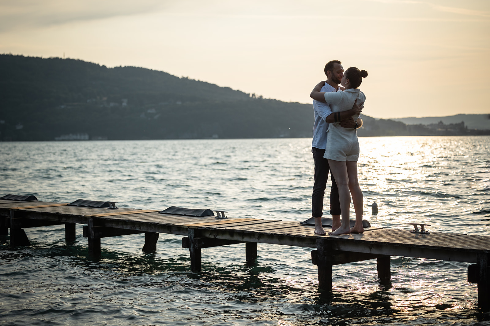 couple lors d'une séance photo au bord du lac d'Annecy au coucher de soleil l'été