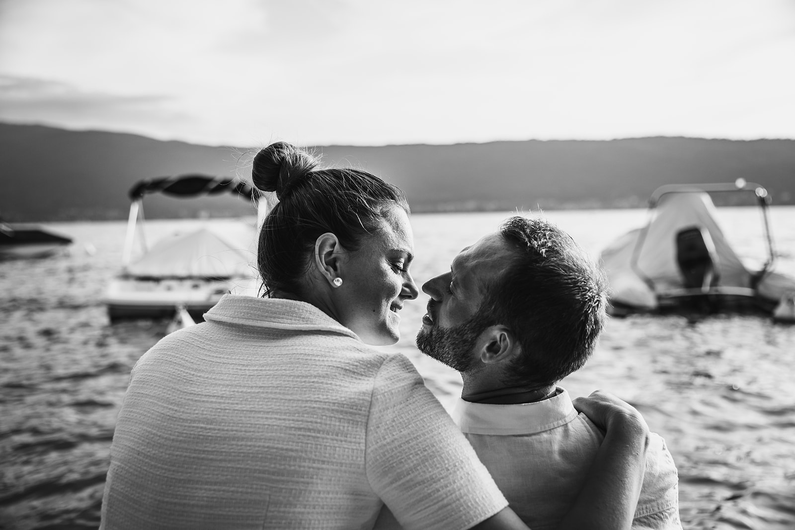 couple profitant d'un moment romantique lors d'une séance photo au bord du lac d'Annecy