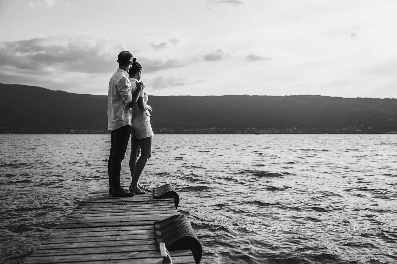 couple lors d'une séance photo au bord du lac d'Annecy
