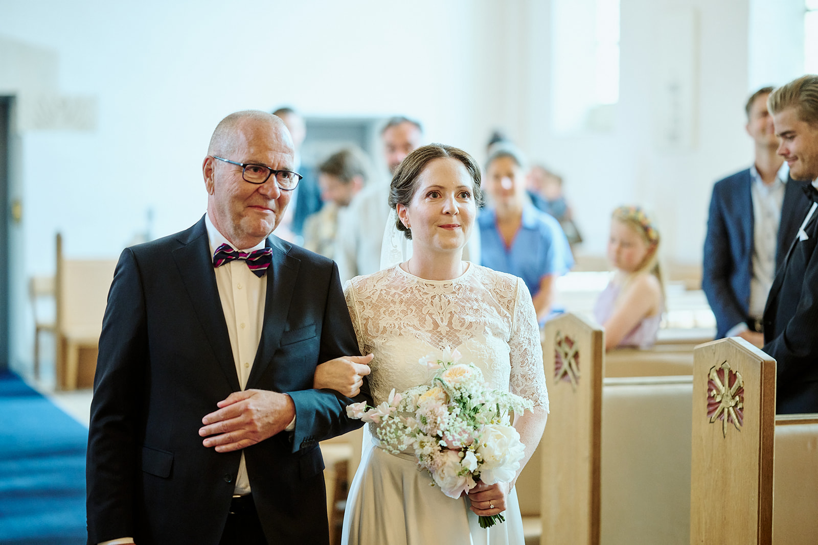Louise følges op af sin far i Hellerup Kirke