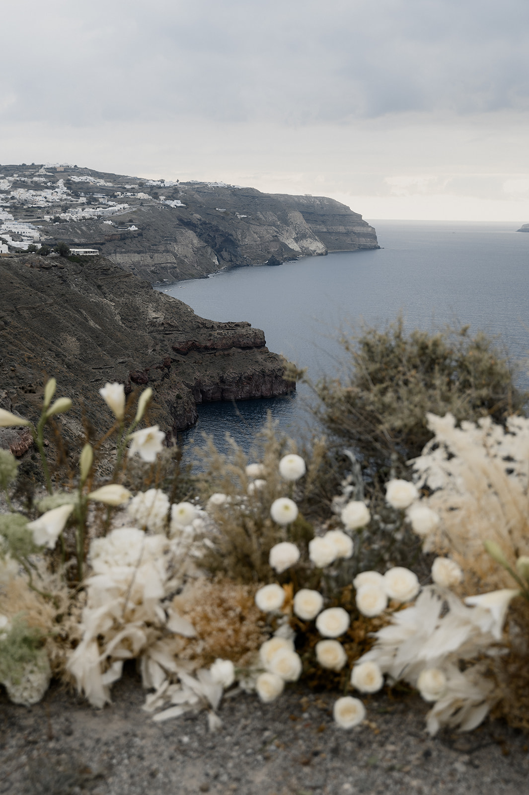 wedding ceremony santorini cliffs