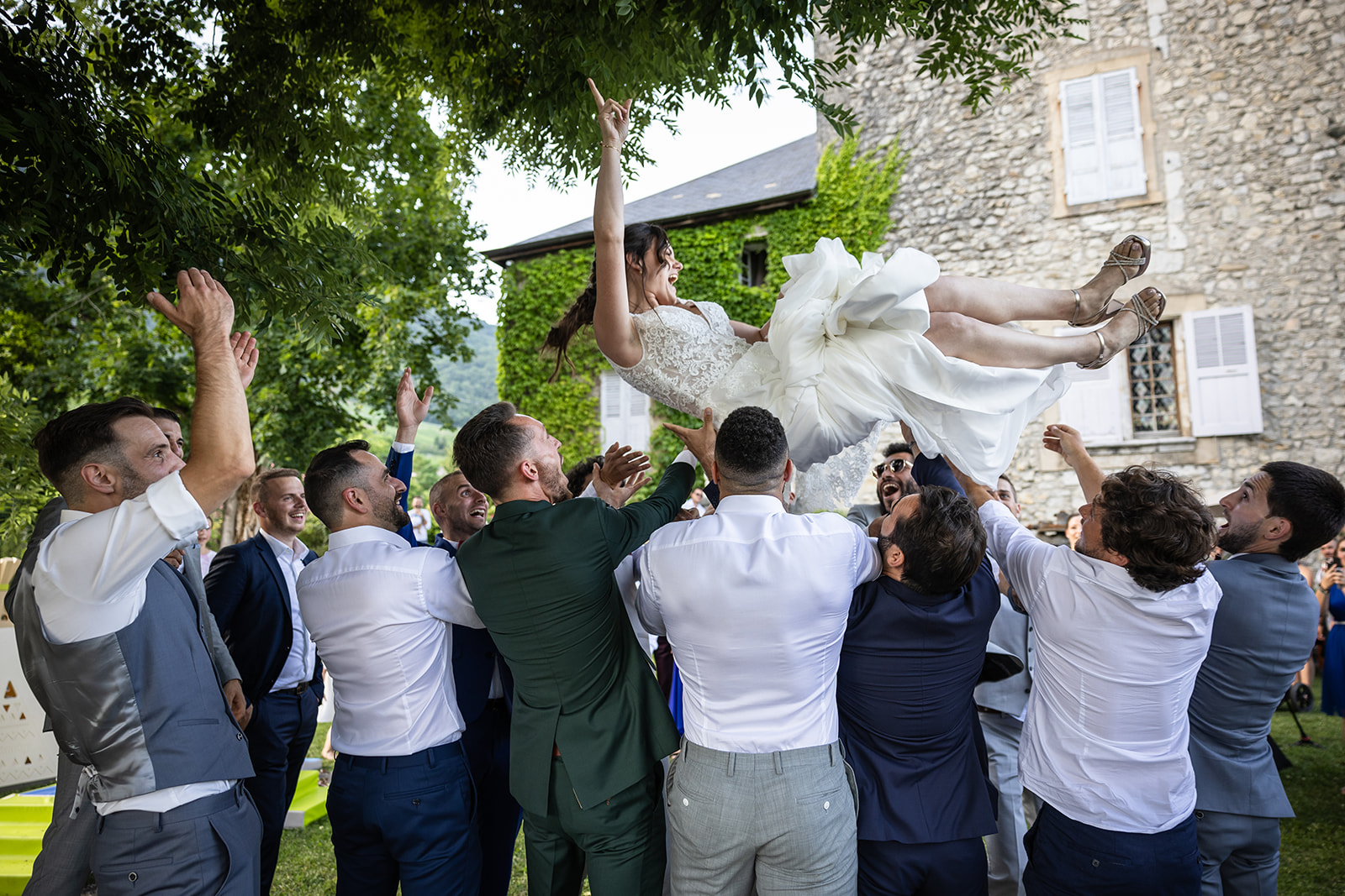 lancer de mariée lors d'un mariage en savoie près de Chambéry