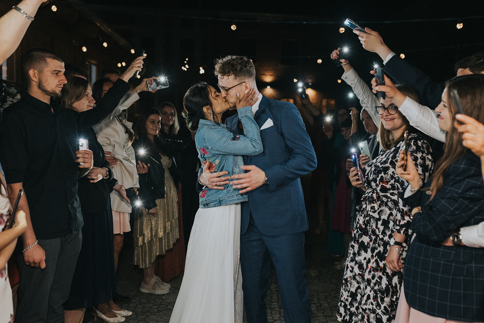 iskierki miłości przy blasku latarek z telefonów gości weselnych