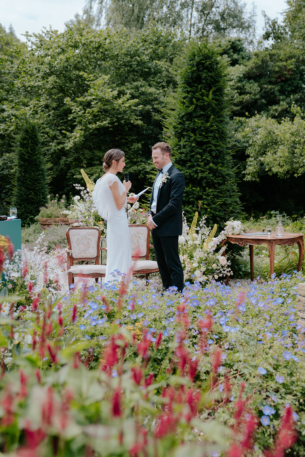 Bruidspaar spreekt geloftes uit in de tuin bij Huize Frankendael. Weddingphotography Huize Frankendael.