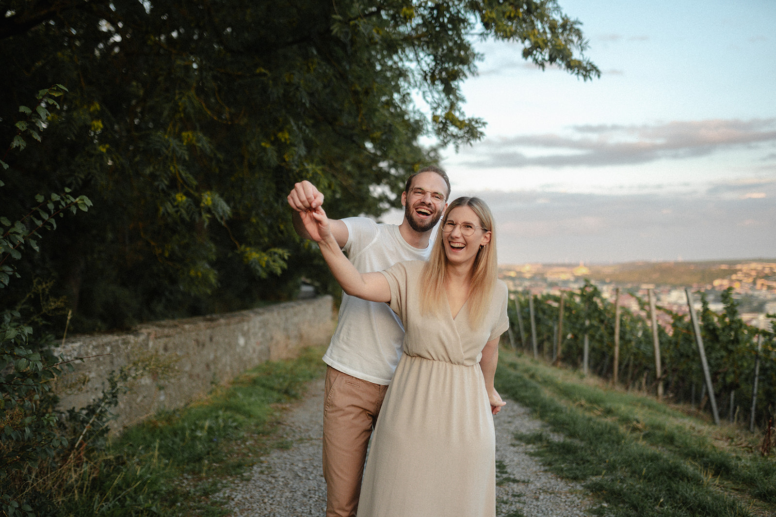 Lächelndes Paar bei Fotoshooting in Würzburg