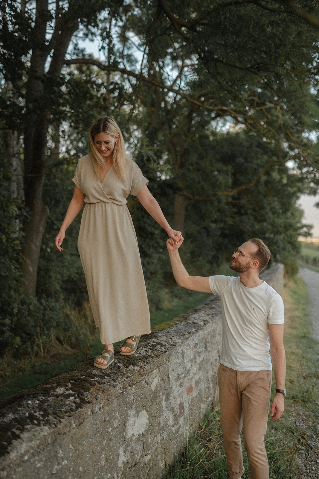 Lächelndes Paar bei Fotoshooting in Würzburg