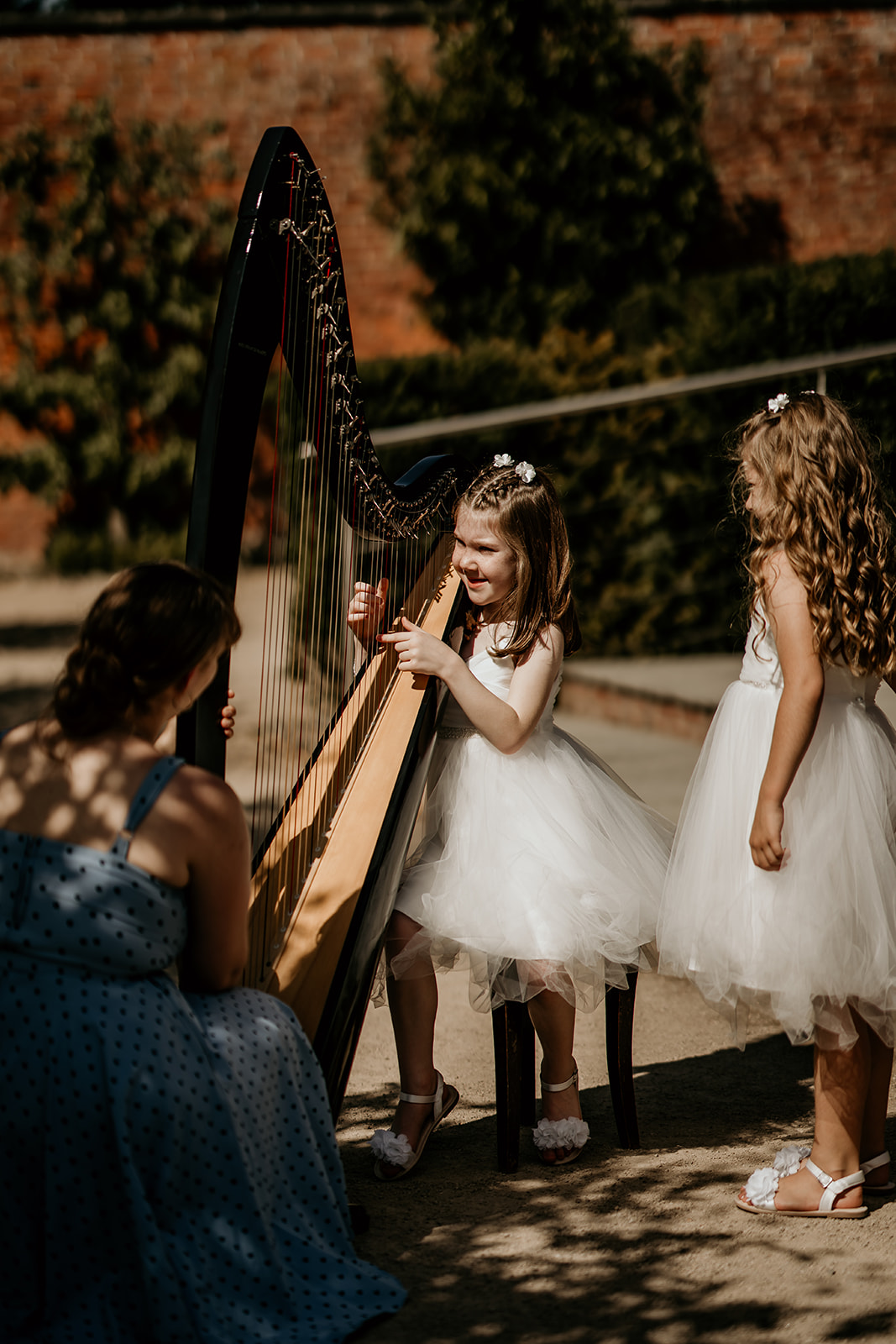 bridesmaids playing harp