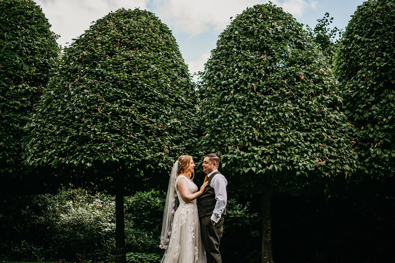 wedding couple portrait in pimhill barn gardens 