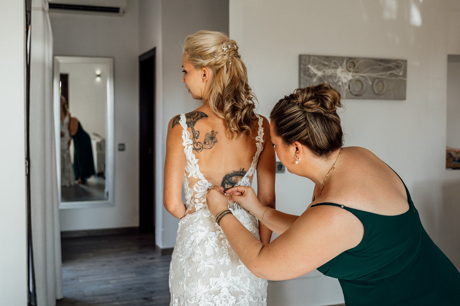 Braut Getting Ready Hochzeit Mallorca - Braut zieht Kleid an 