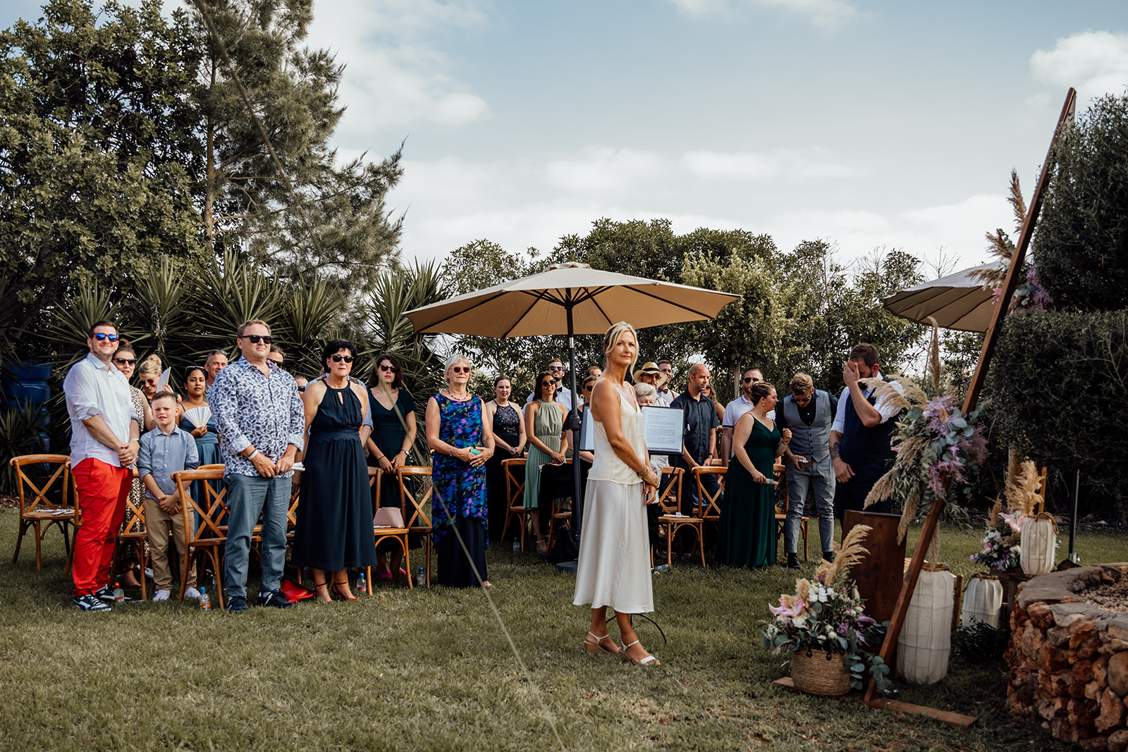 Freie Trauung auf Mallorca Finca - Bräutigam und Gäste warten auf Braut 