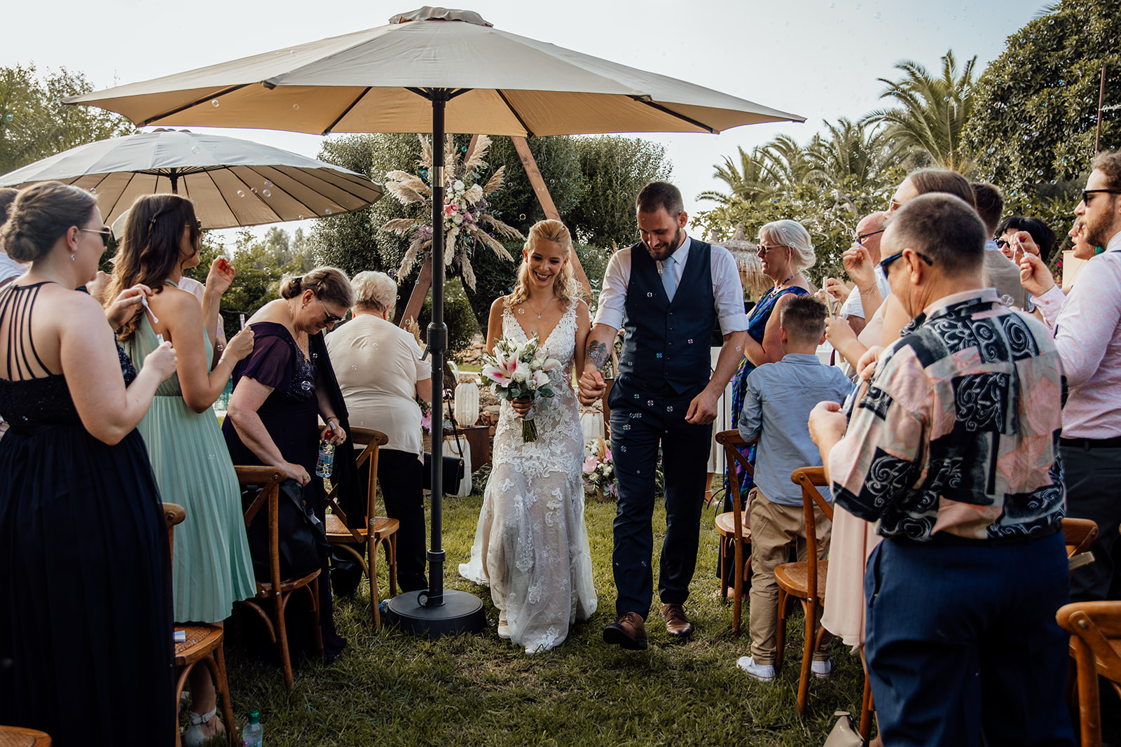 Brautpaar zieht aus freier Trauung Mallorca aus 