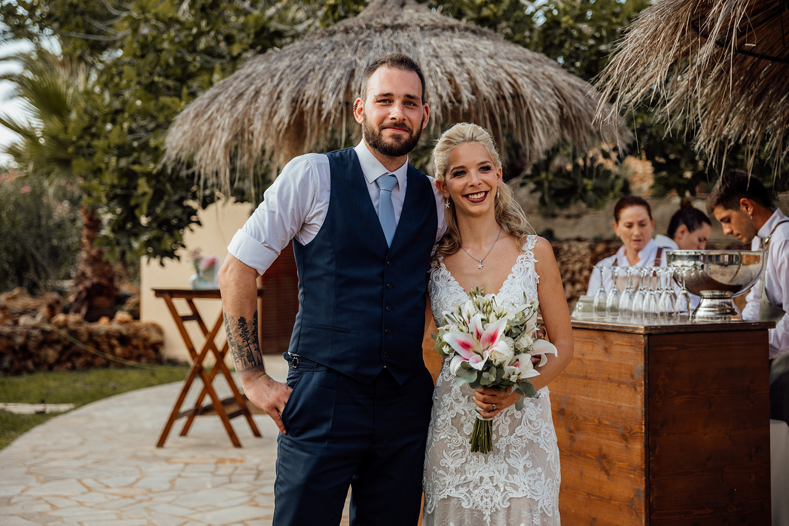 Sektempfang Hochzeit Mallorca - Paar wartet auf Gäste 