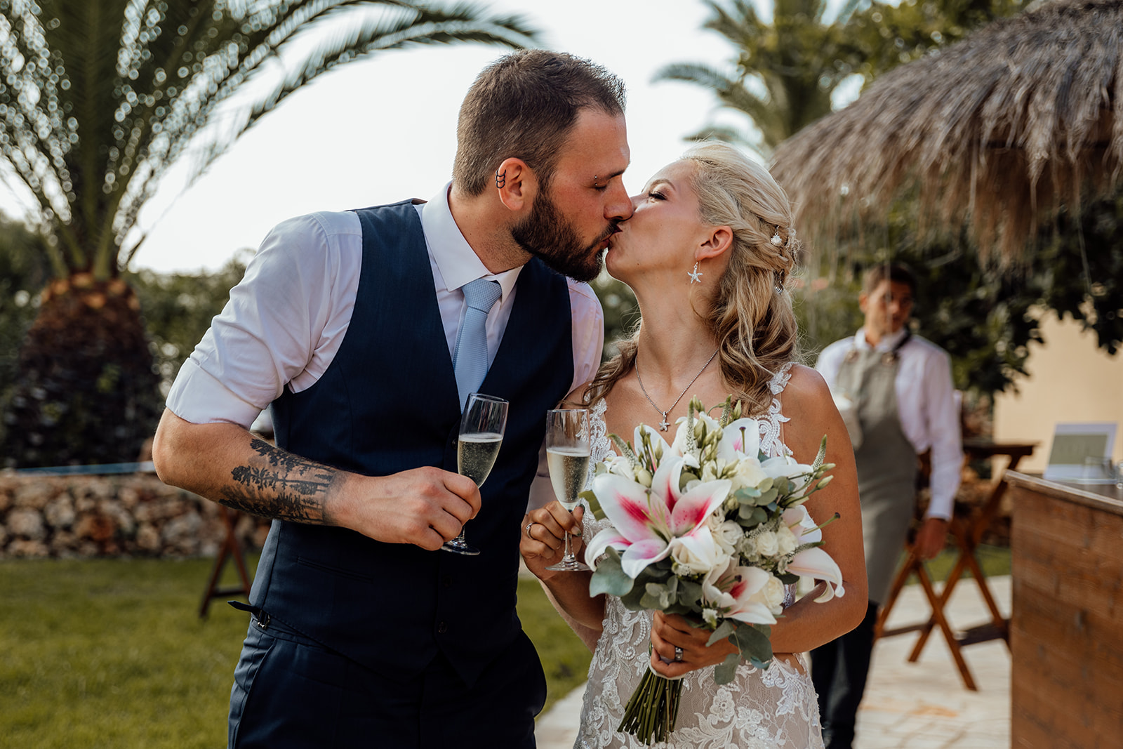 Sektempfang Hochzeit Mallorca - Paar küsst sich 
