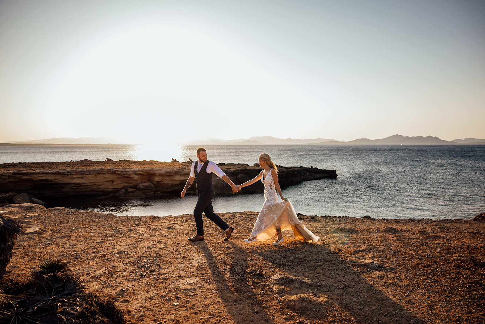 After Wedding Shooting Mallorca - Paar läuft am Meer 