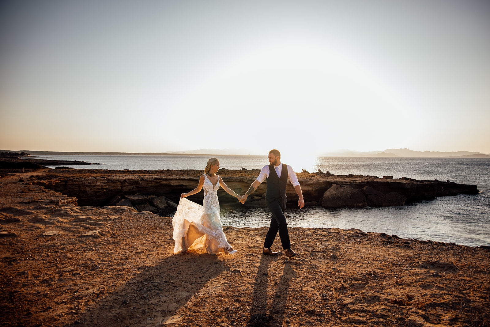 After Wedding Shooting Mallorca - Paar läuft am Meer 
