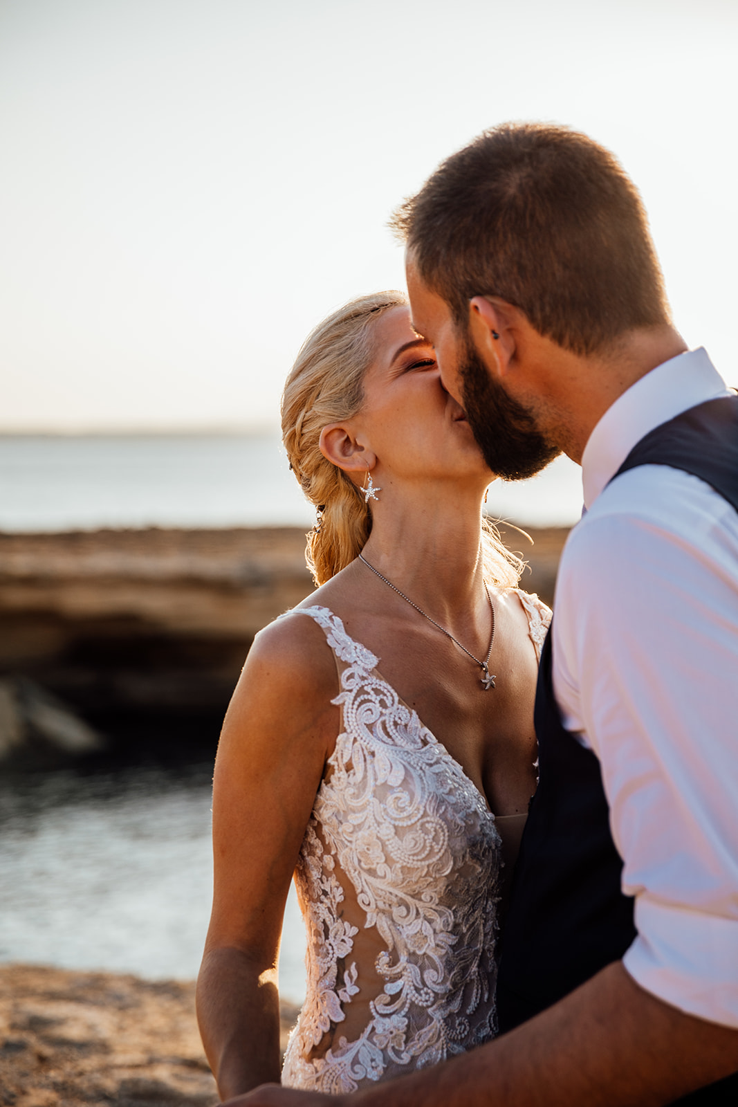 After Wedding Shooting Mallorca - Paar küsst sich am Meer 