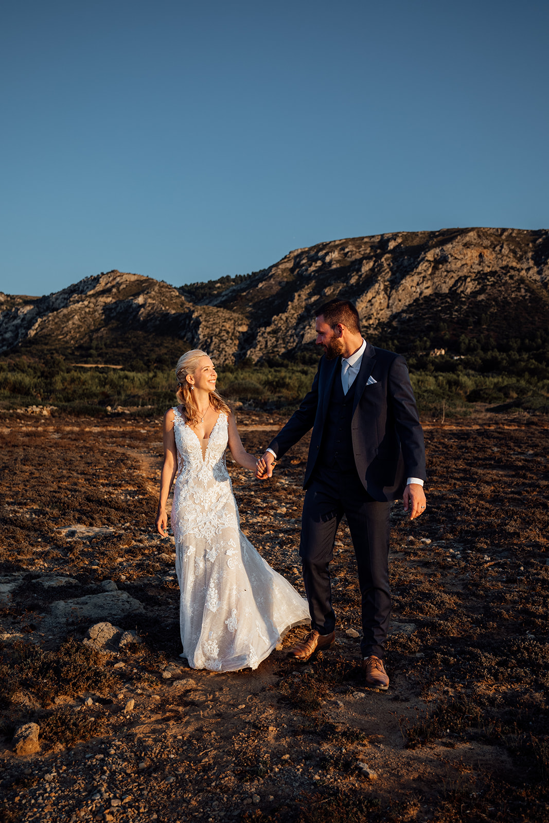 After Wedding Shooting Mallorca - Berge im Hintergrund und Paar läuft auf Kamera zu 