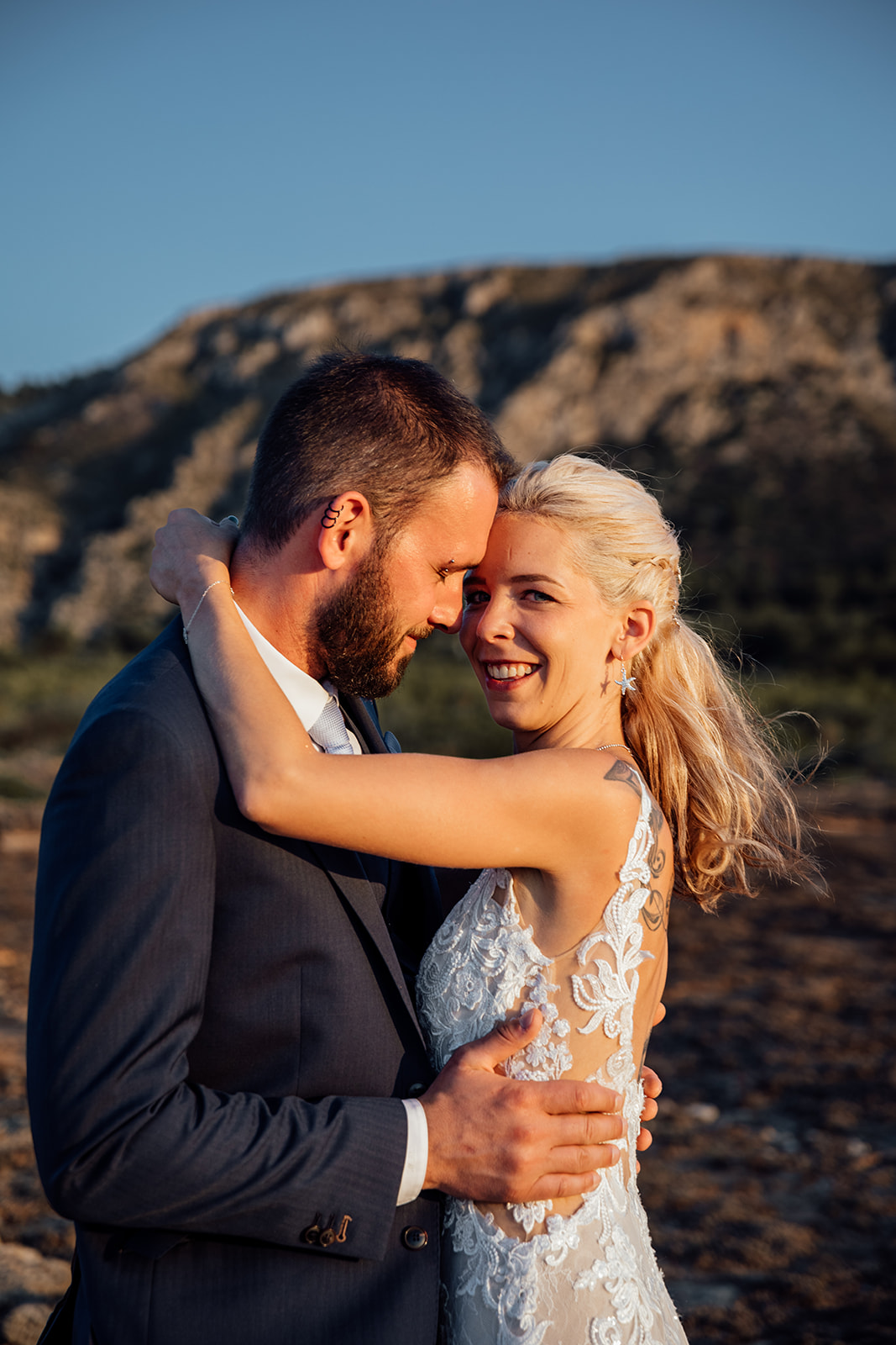 After Wedding Shooting Mallorca - Paar umarmt sich 