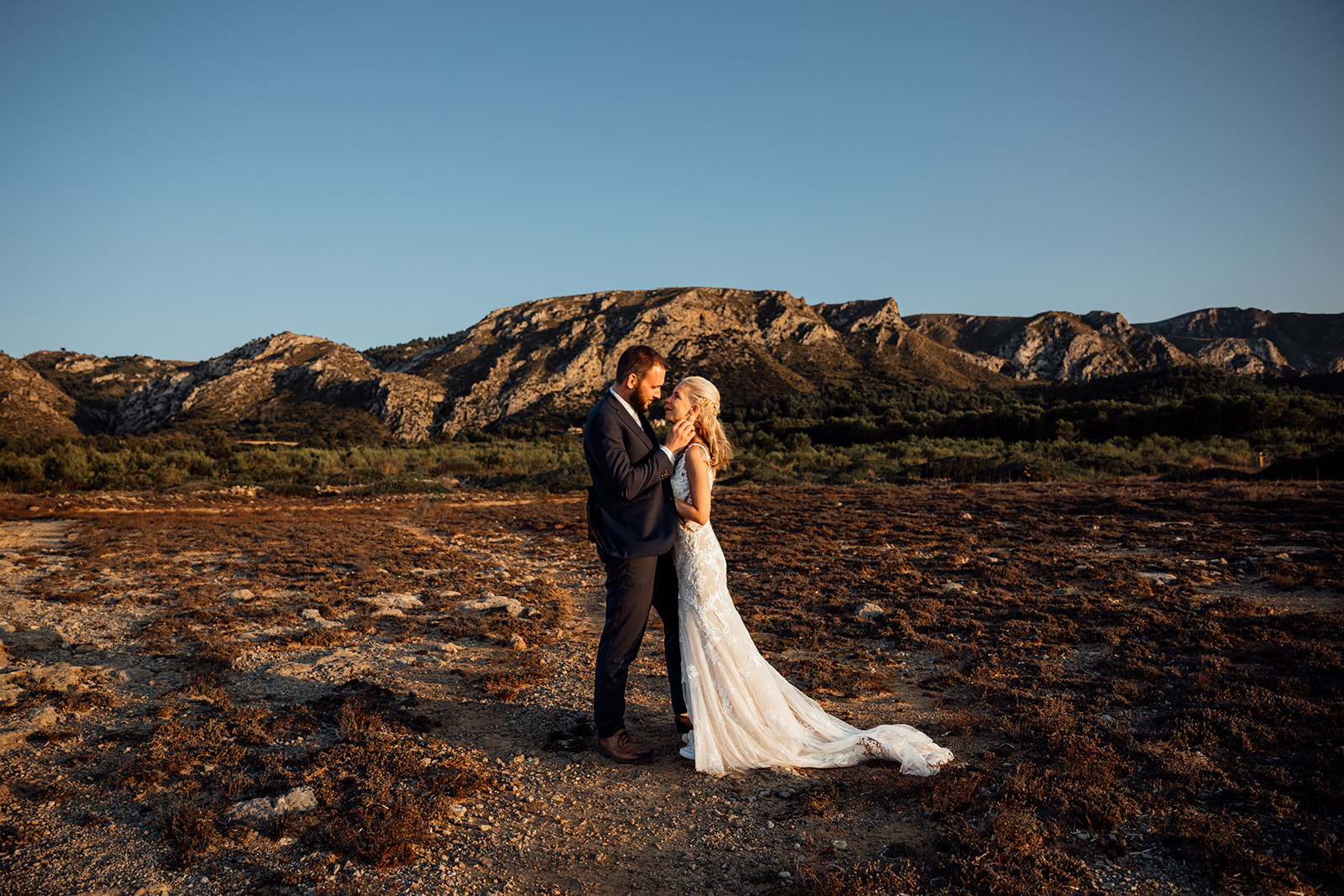 After Wedding Shooting Mallorca - Paar umarmt sich, Berge im Hintergrund 