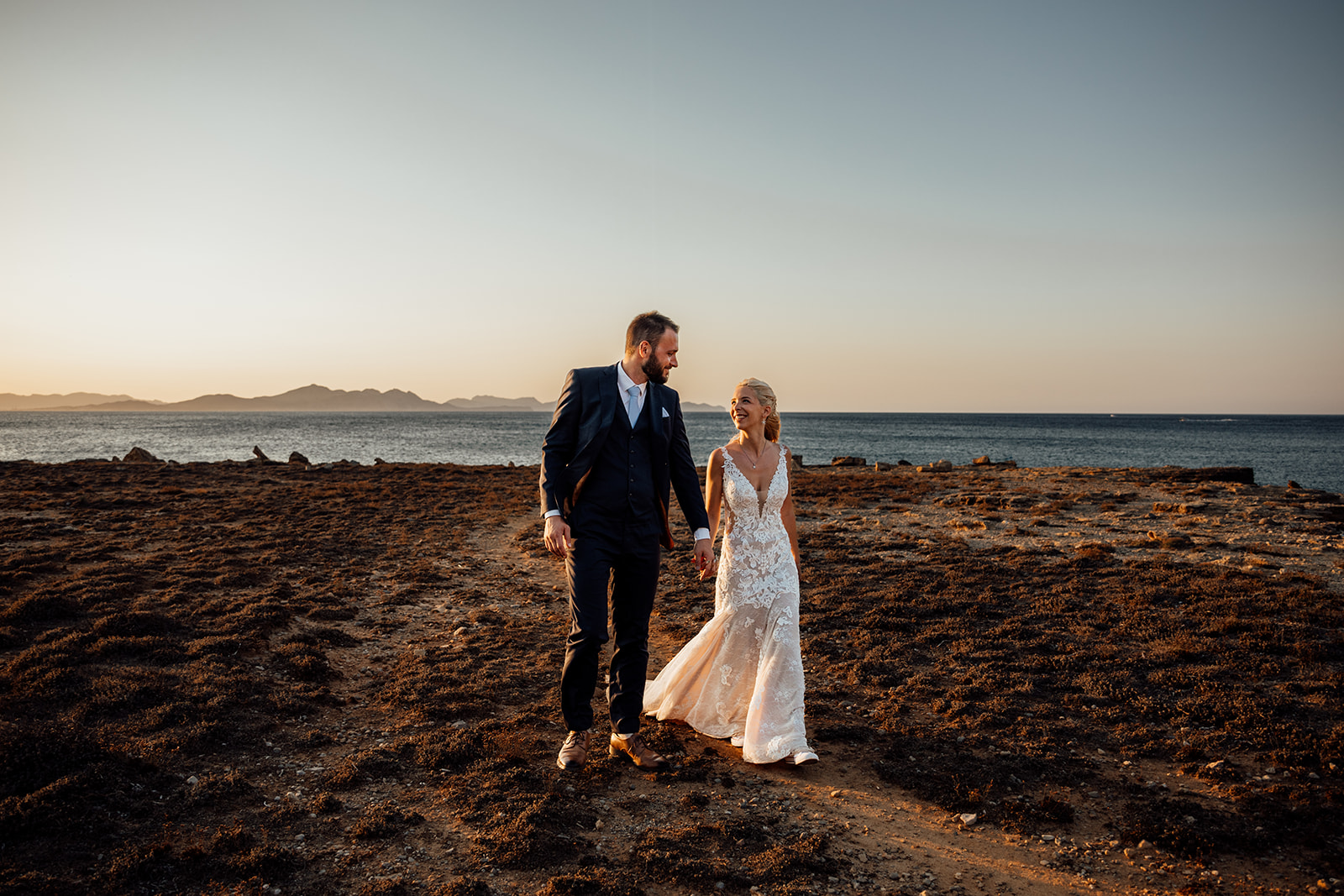 Sonnenuntergang bei After Wedding Shooting auf Mallorca - Paar läuft am Meer 