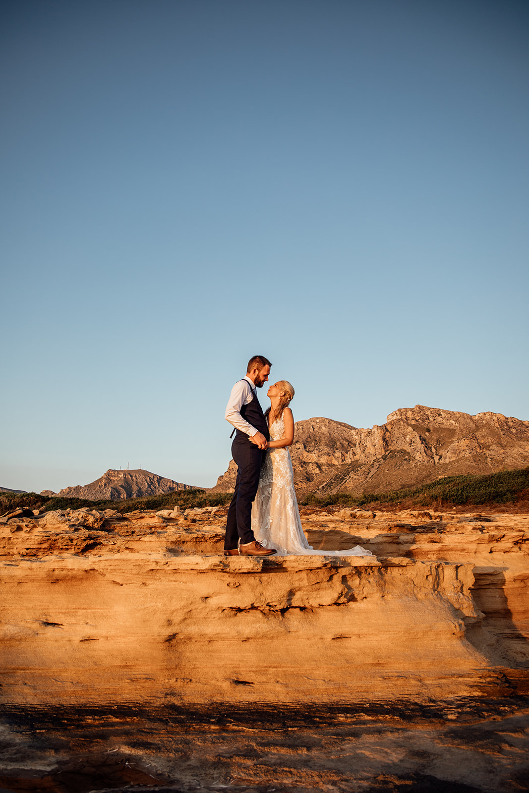 After Wedding Shooting Mallorca - Paar steht an Klippen 