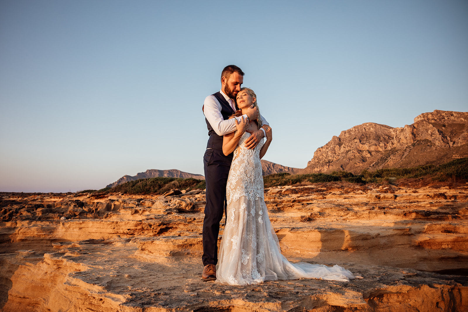 After Wedding Shooting Mallorca - Paar steht an Klippen 