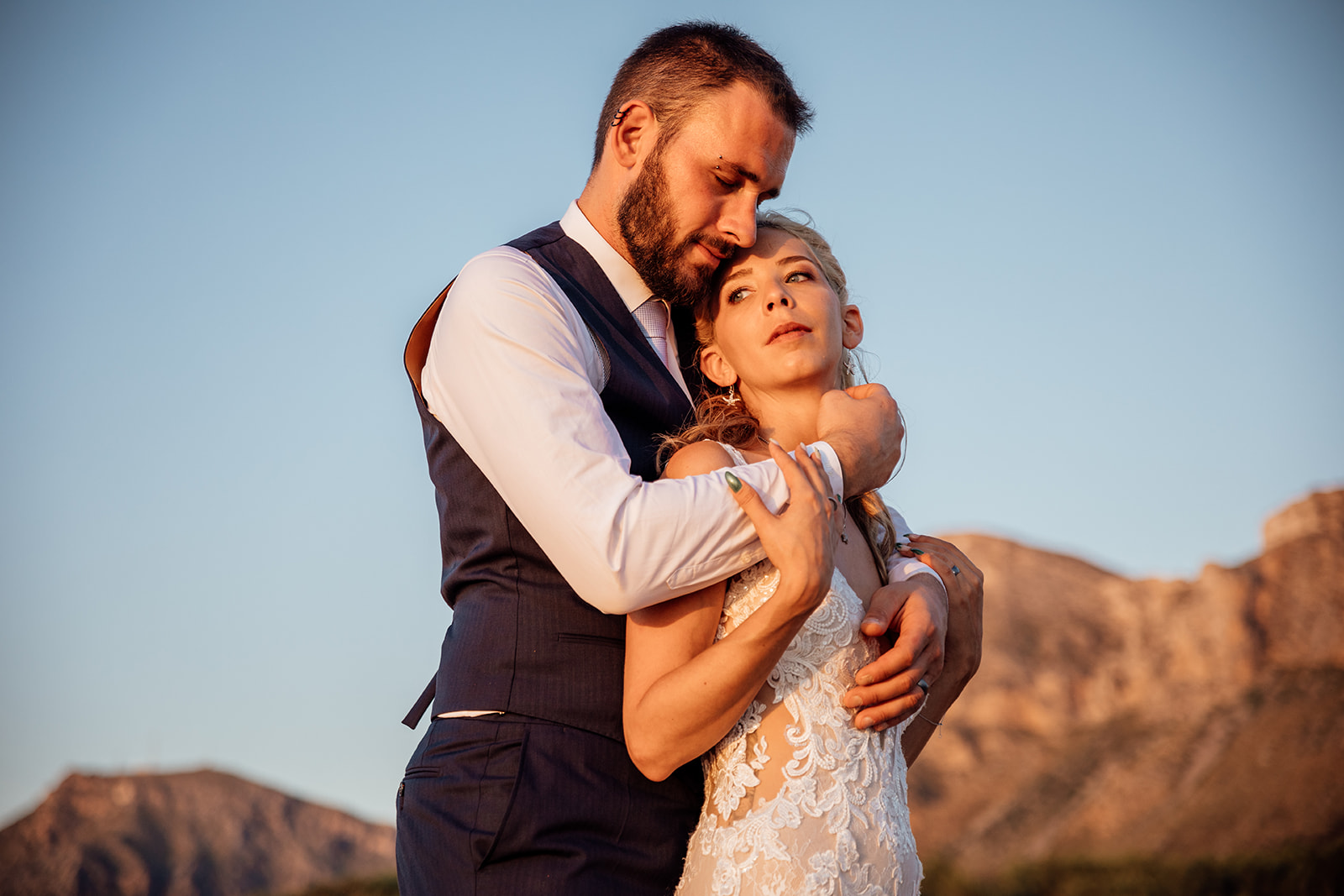 Paar umarmt sich in Natur auf Mallorca bei After Wedding Shooting 