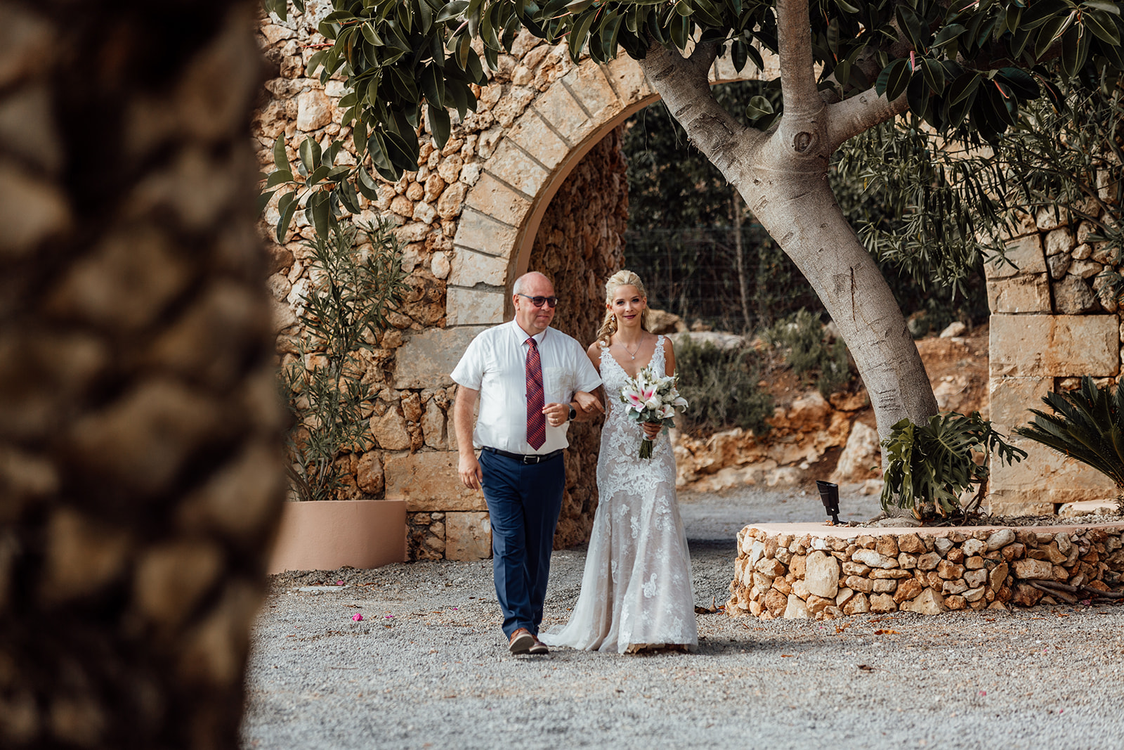 Braut läuft mit Brautvater zu freier Trauung auf Mallorca 