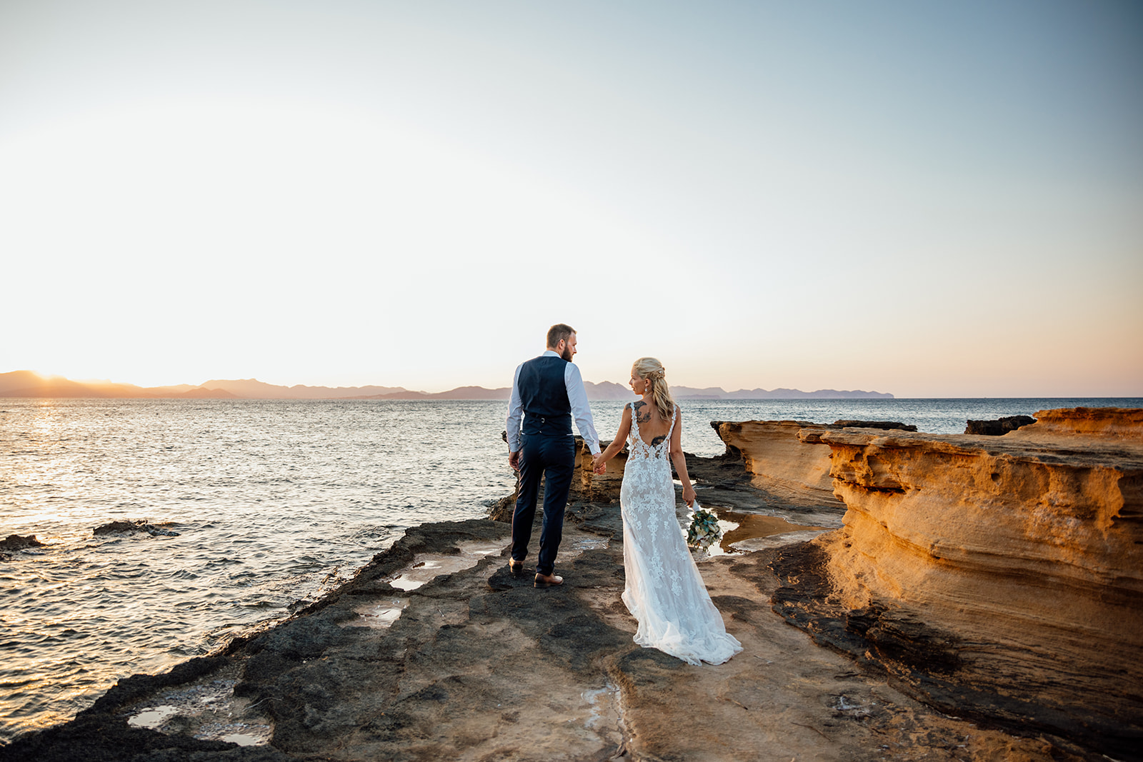 After Wedding Shooting Mallorca - Paar läuft auf Sonnenuntergang zu 
