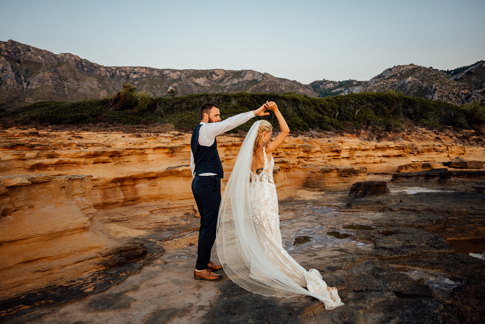 After Wedding Shooting Mallorca - Paar tanzt am Meer und den Klippen 