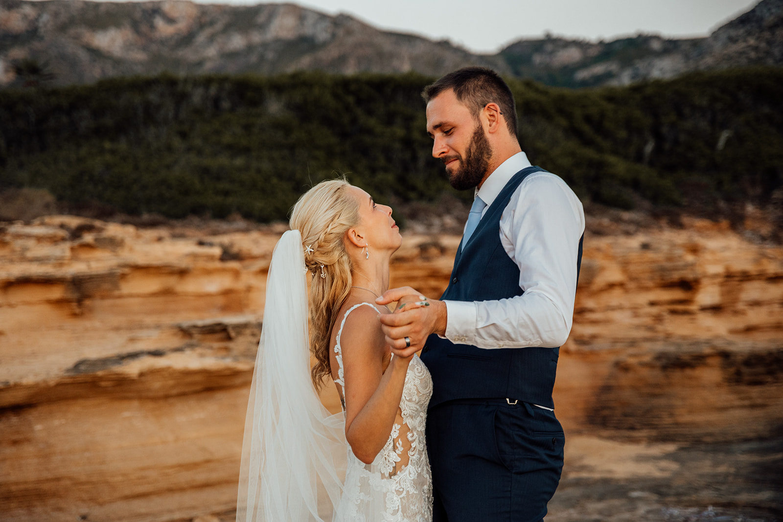 After Wedding Shooting Mallorca - Paar tanzt am Meer und den Klippen 