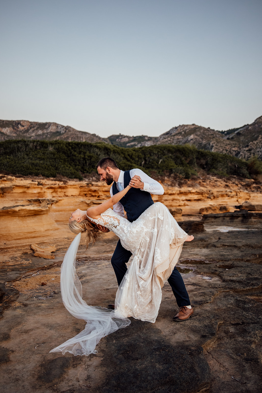 After Wedding Shooting Mallorca - Paar tanzt an Klippen 