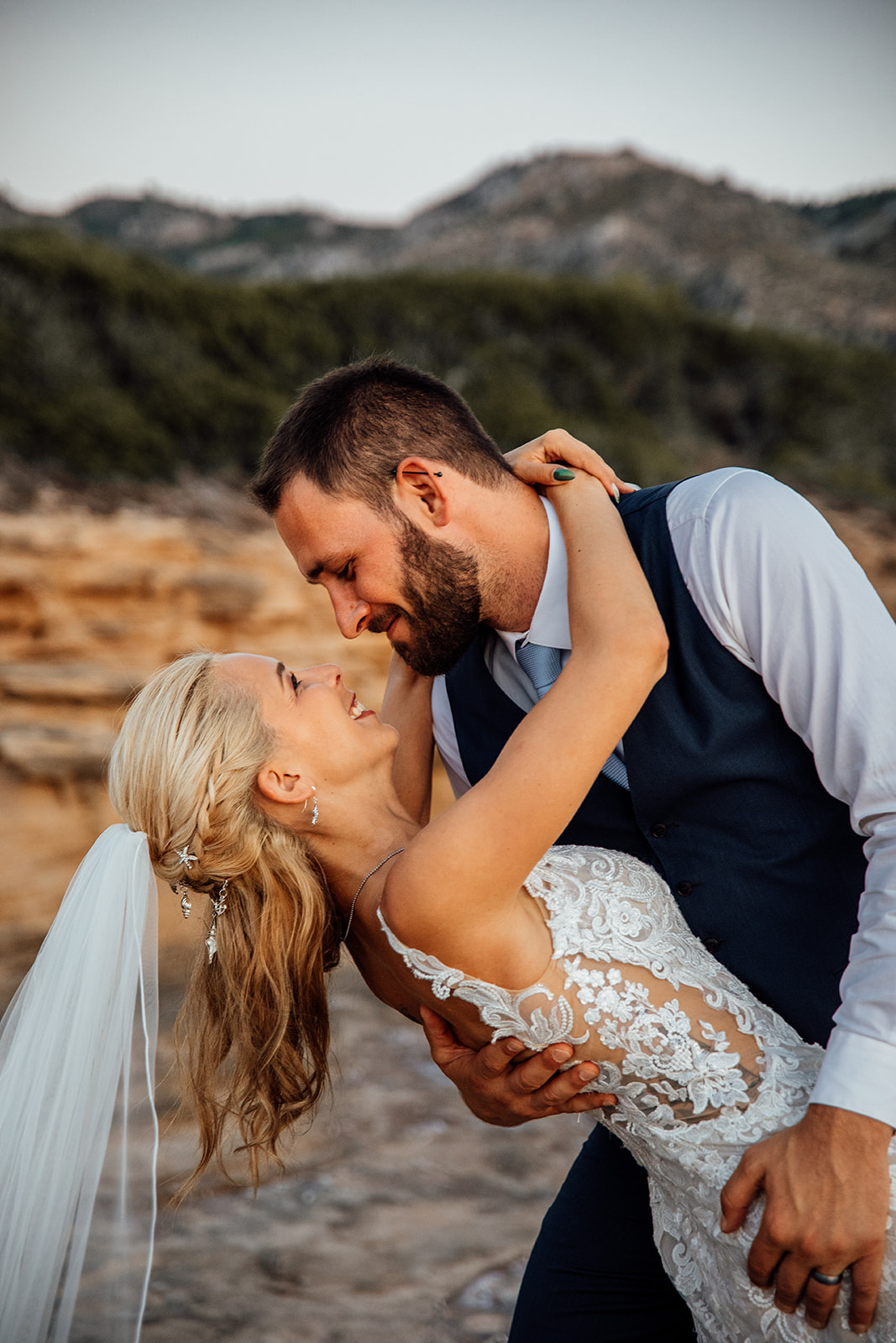 After Wedding Shooting Mallorca - Paar tanzt am Meer und den Klippen - Schleier weht im Wind 