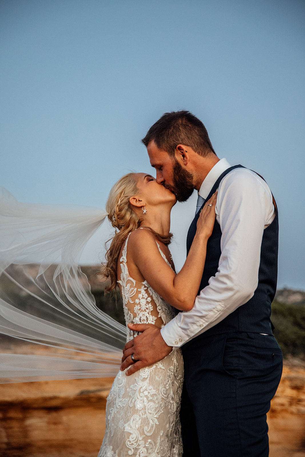 After Wedding Shooting Mallorca - Paar tanzt am Meer und den Klippen - Schleier weht im Wind 