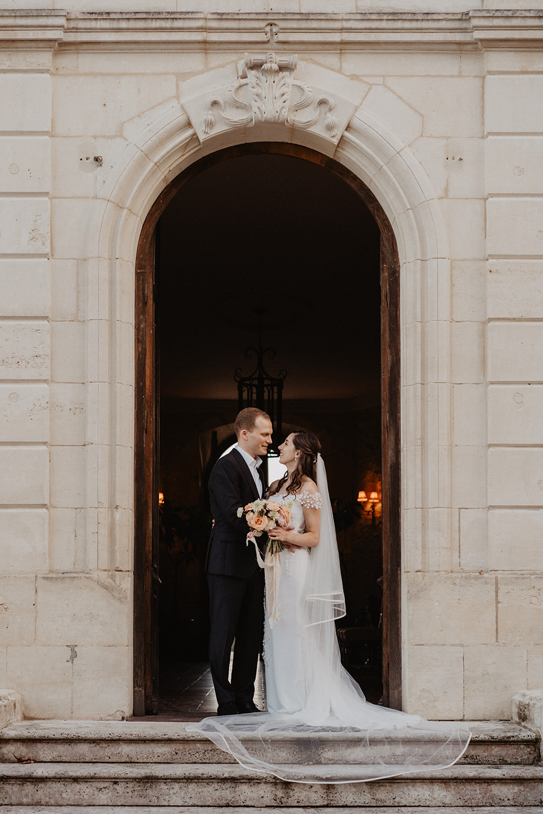 Un couple se marie dans le Sud-Ouest de la France, au Château Fengari près de Bordeaux. Duo Photos et films de mariage