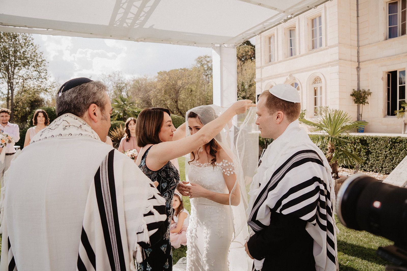 Un couple se marie dans le Sud-Ouest de la France, au Château Fengari près de Bordeaux. Photos et films de mariage